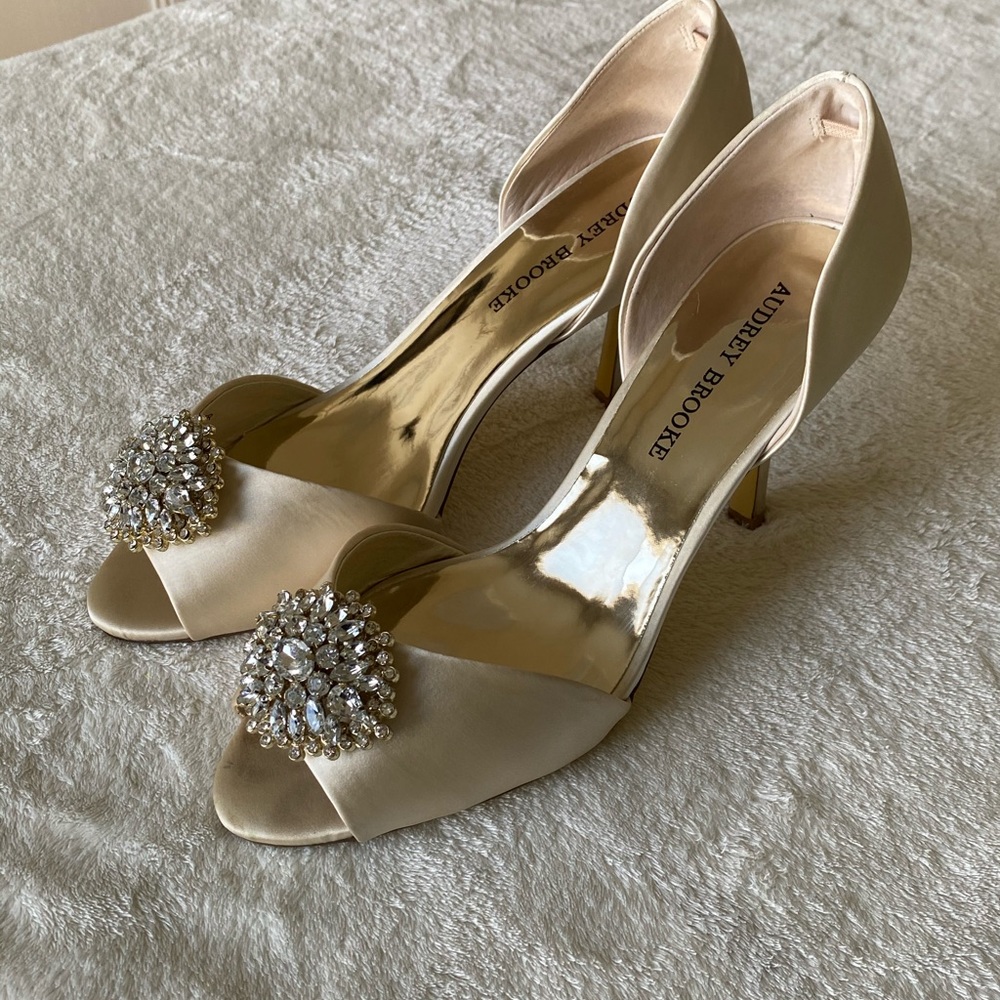 Audrey Brooke Taylor Pump Heels Size 9